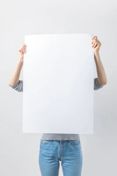 Visão Obscurecida Mulher Com Banner Branco Mãos Isoladas Branco — Fotografia de Stock