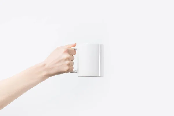 Tiro Cortado Mulher Segurando Caneca Branca Mão Isolado Branco — Fotografia de Stock