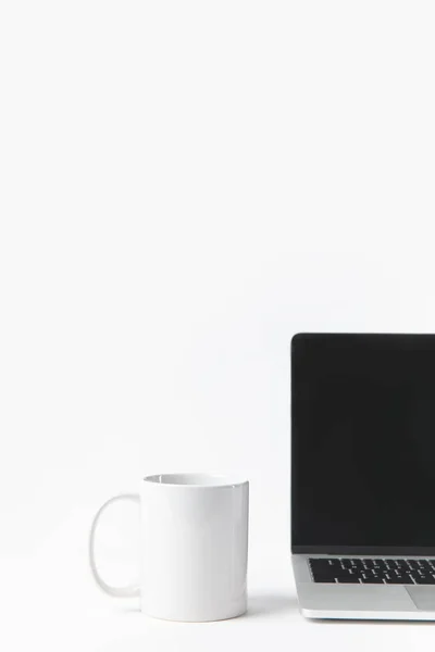 Vista Perto Laptop Com Tela Branco Caneca Branca Isolada Branco — Fotografia de Stock