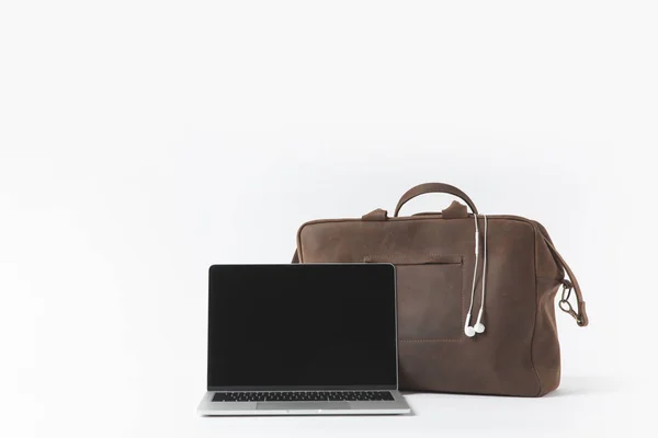 Nahaufnahme Von Laptop Mit Leerem Bildschirm Und Stilvolle Tasche Mit — Stockfoto