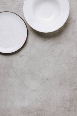 iki boş tabak üstten görünüm beton masa üzerinde