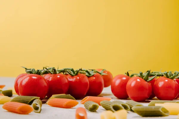Close Tomate Cereja Massa Penne Colorido Cru Amarelo — Fotografia de Stock