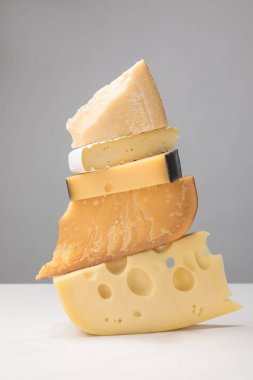 Peynir farklı türde yığın görünümü gri kadar kapatın