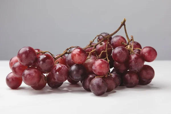 Nahaufnahme Eines Haufens Roter Trauben Auf Grauem Grund — Stockfoto