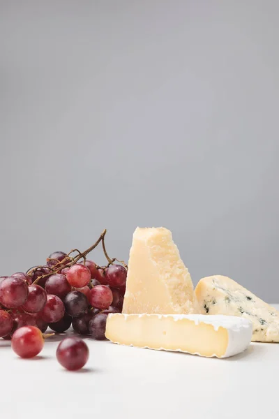 Brie Cheddar Queijo Azul Com Uvas Cinza — Fotografia de Stock