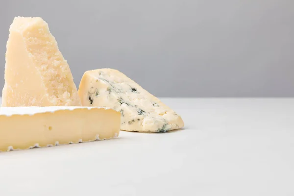 Close Van Brie Cheddar Blauwe Kaas Grijs — Stockfoto