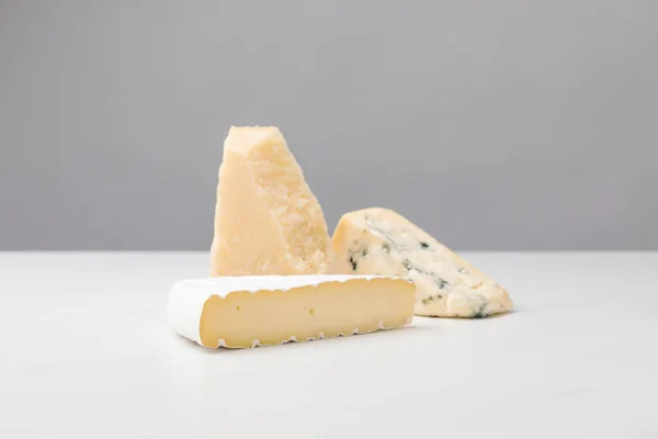 Vue Rapprochée Brie Cheddar Fromage Bleu Sur Gris — Photo