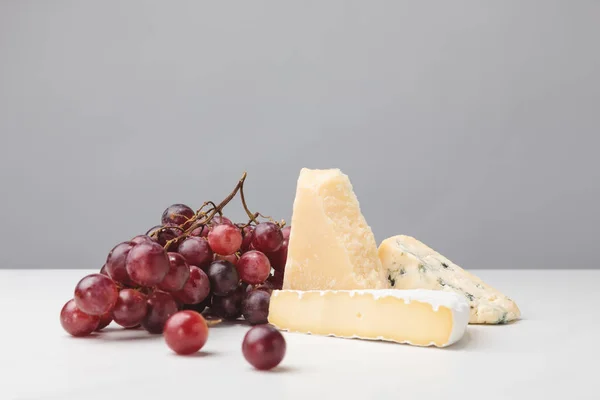 Vista Perto Brie Cheddar Queijo Azul Com Uvas Cinza — Fotografia de Stock