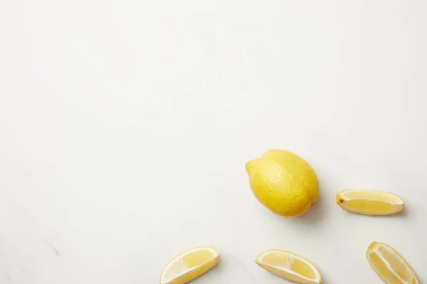 Ώριμα Κίτρινα Ολόκληρα Φρούτα Και Φέτες Λεμονιού Που Απομονώνονται Λευκό — Φωτογραφία Αρχείου