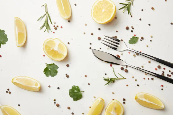 Kräuter Und Pfeffer Mit Gabel Und Messer Isoliert Auf Weiß — Stockfoto