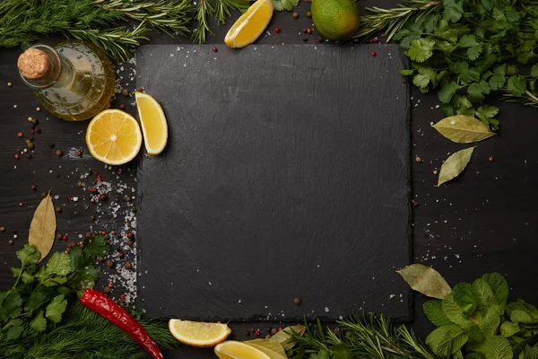 Černé Břidlice Deska Čerstvými Bylinkami Plátky Citronu Olivovým Olejem — Stock fotografie