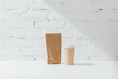 Kağıt paket kahve ve tek kullanımlık Kupası önden görünümü