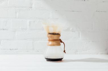 Alternatif kahve chemex filtre koni ile önden görünümü 