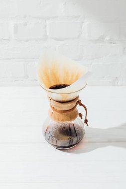 Alternatif kahve chemex filtre koni ile yüksek açılı görünüş 