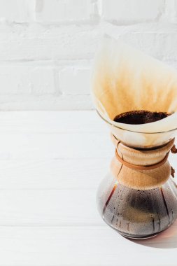 Alternatif kahve chemex filtre koni ile yükseltilmiş görünümü 