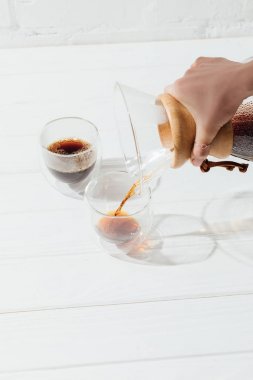 Kadın boşaltma alternatif kahve chemex üzerinden Resim kırpılmış cam fincan içine