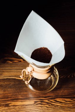 Chemex çekilmiş kahve filtre koni ile üstten görünüm ahşap tablo 