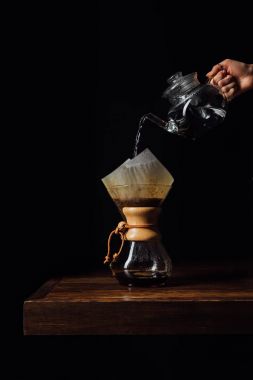 Kadın dökerek sıcak suda chemex filtre koni ile görüntü kırpılmış 