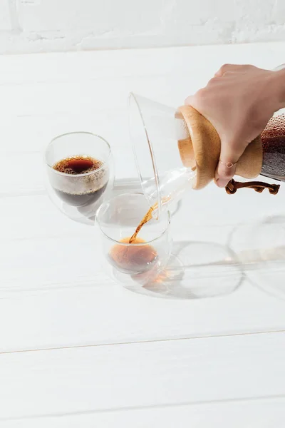 Imagen Recortada Mujer Vertiendo Café Alternativo Chemex Taza Vidrio — Foto de Stock