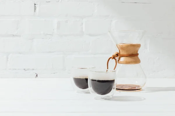 两杯可供选择的咖啡和 Chemex 的杯子 — 图库照片