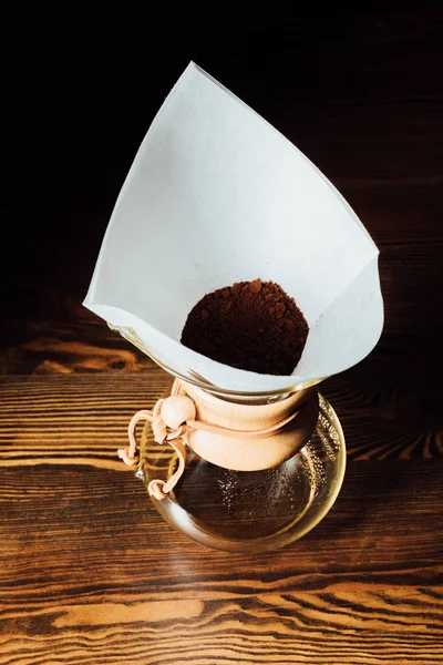 Chemex çekilmiş kahve filtre koni ile üstten görünüm ahşap tablo 