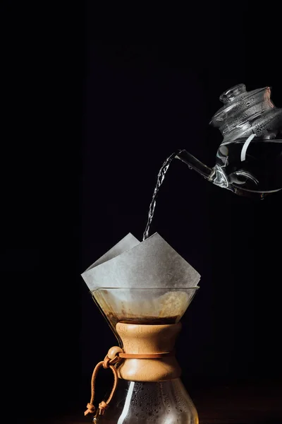 Água Quente Derramando Chemex Com Cone Filtro Isolado Preto — Fotografia de Stock