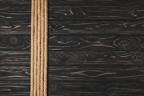 木製のテーブルの上の行に配置される航海の茶色のロープの上から見る — ストック写真