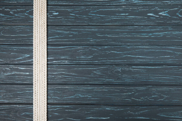 вид сверху на белые морские канаты, расположенные в ряд на деревянном фоне
