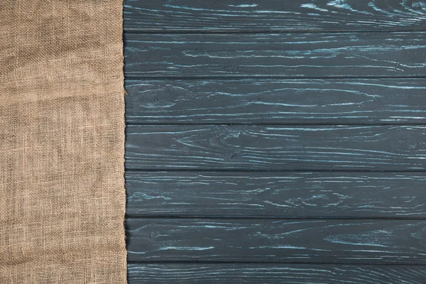 木製の背景に荒布のトップ ビュー — ストック写真