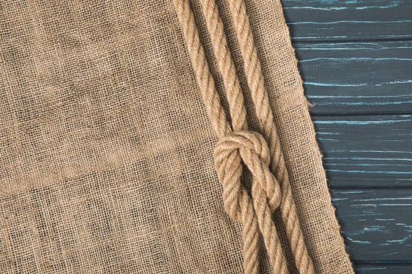 Vista Superior Cuerda Náutica Marrón Con Nudo Sobre Tela Saco — Foto de Stock