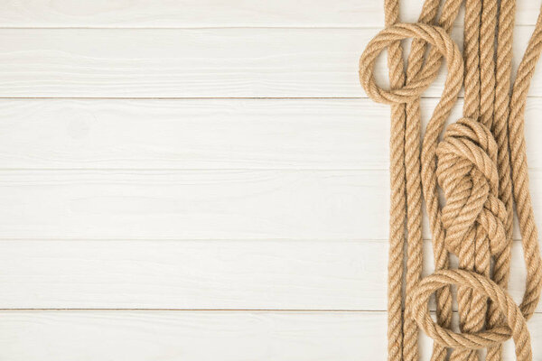 вид на коричневые морские верёвки на белом деревянном фоне
