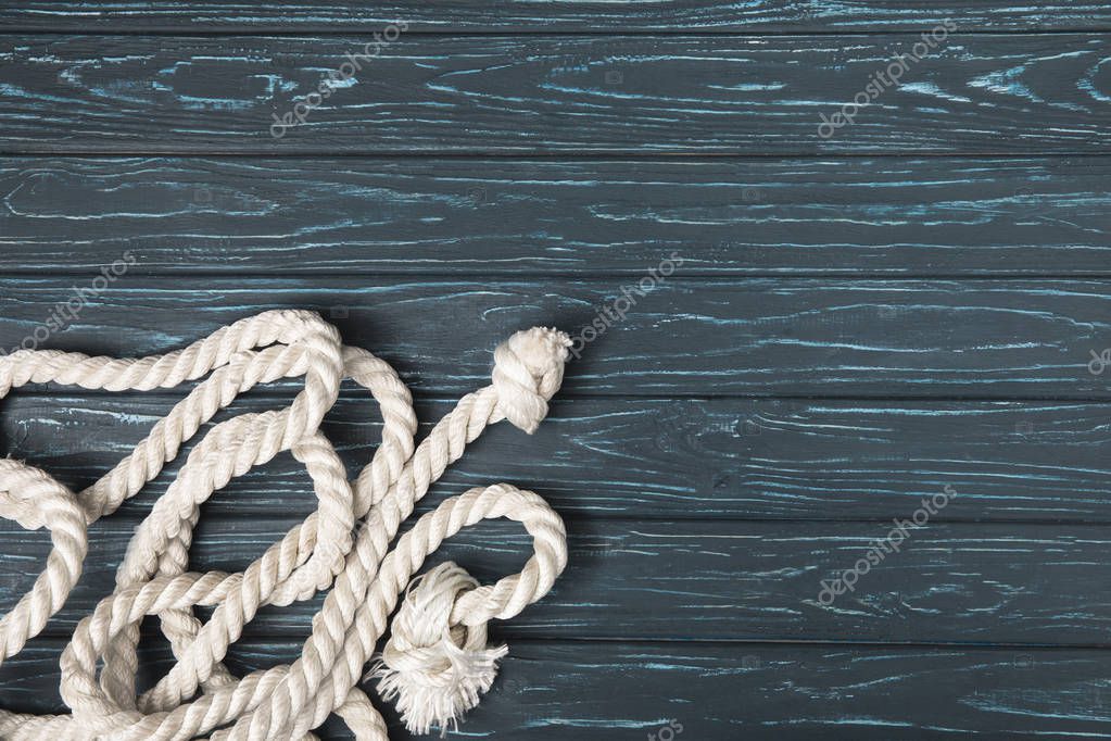 vista dall'alto di corda nautica bianca annodata su tavole di legno
