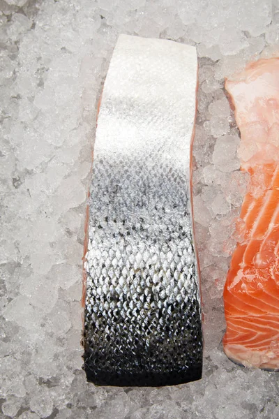 Close Shot Sliced Salmon Fillet Crushed Ice — Free Stock Photo