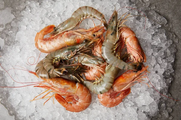 Vista Superior Del Montón Gambas Crudas Cocidas Sobre Hielo Picado —  Fotos de Stock