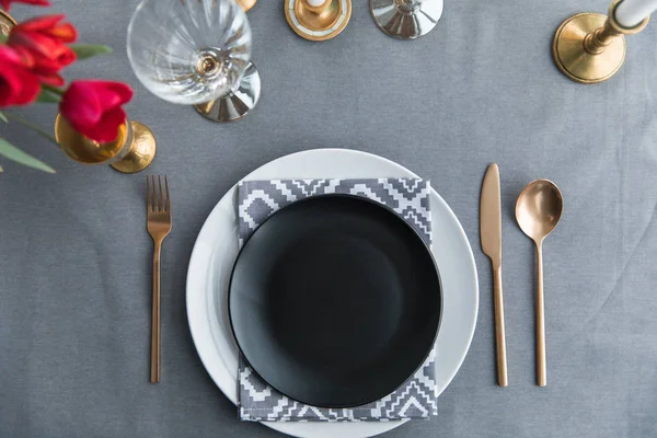 Top View Black Empty Plate Napkin Old Fashioned Tarnished Cutlery — Stock Photo, Image