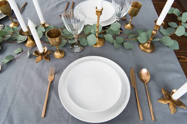 유칼립투스 빈티지 촛대에 접시와 소박한 테이블 배열의 — 스톡 사진