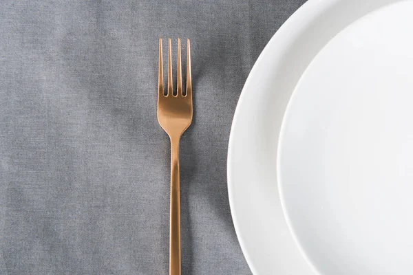 Top View Arranged Tarnished Old Fashioned Fork Empty Plates Tabletop — Stock Photo, Image