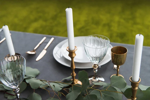 Close View Rustic Table Setting Wine Glasses Eucalyptus Old Fashioned — Free Stock Photo