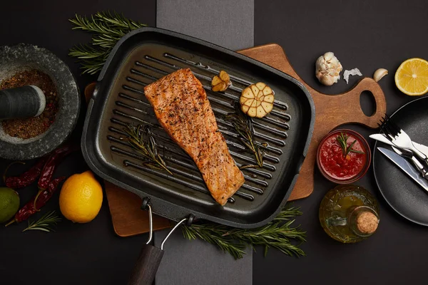 Top View Arranged Grilled Salmon Steak Wooden Cutting Board Sauce — Stock Photo, Image
