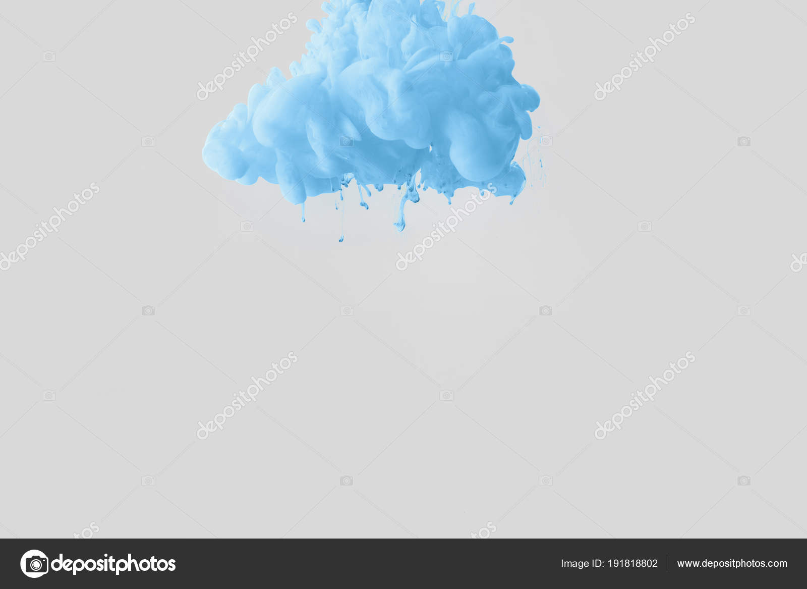 Close van heldere bleke blauwe verf splash water geïsoleerd grijs