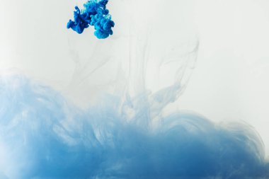 Mavi karıştırma görünümü kapatmak ve açık mavi gri izole su sıçramalarına boyalar