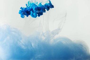 Mavi karıştırma görünümü kapatmak ve açık mavi gri izole su sıçramalarına boyalar