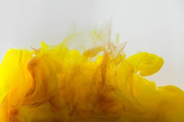 Görünümü, sarı ve kahverengi mürekkepler sıçramalarına gri izole su karıştırma kadar kapatın