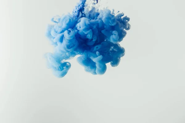 Primer Plano Salpicadura Pintura Azul Brillante Agua Aislada Gris — Foto de Stock