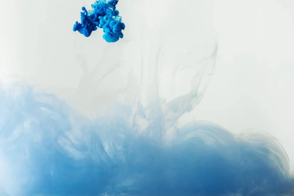 グレーに分離された水の青と光の青い塗料飛散の混合のクローズ アップ表示 — ストック写真