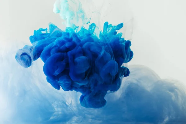 Vue Rapprochée Mélange Éclaboussures Encre Bleu Turquoise Dans Eau Isolée — Photo