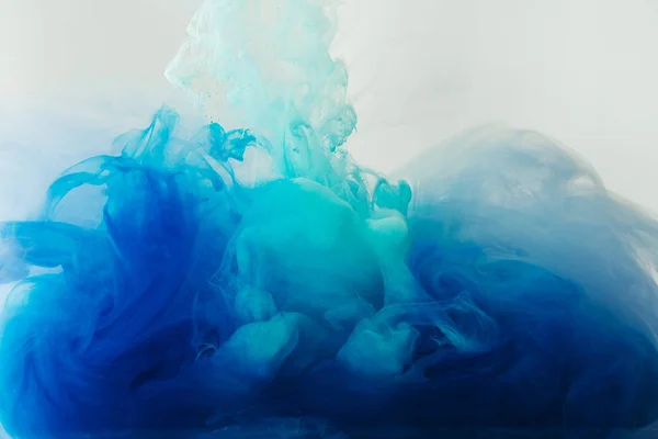 Близкий Вид Смешивания Синих Бирюзовых Красок Брызги Воде Изолированы Сером — стоковое фото