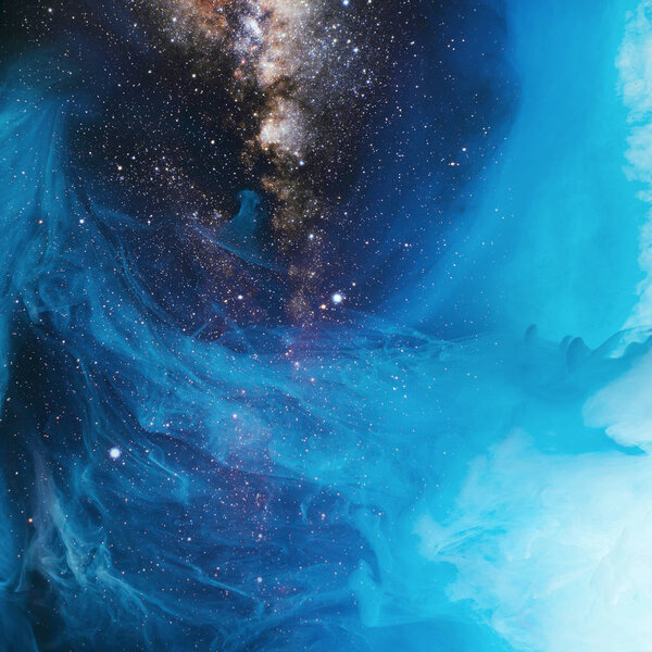полная рамка изображения смешивания синего и черного брызг краски в воде с фоном вселенной
