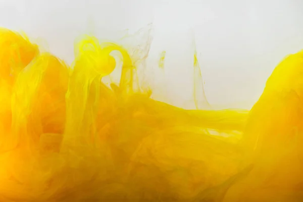 Vista Cerca Mezcla Pinturas Amarillas Marrones Salpicaduras Agua Aislada Gris — Foto de Stock