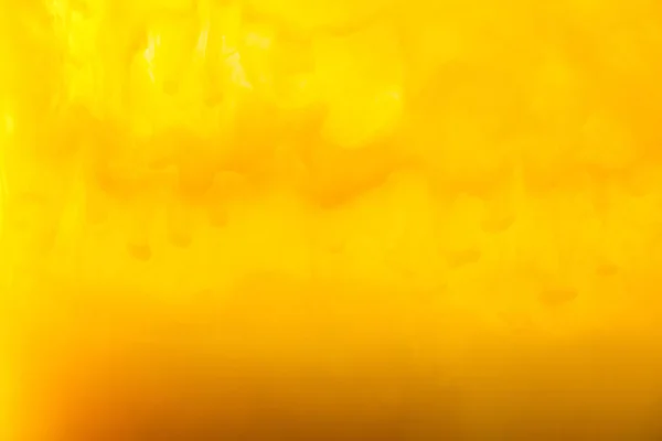 Pełna Klatka Obrazu Mieszania Farb Żółte Brązowe Plamy Wodzie — Zdjęcie stockowe